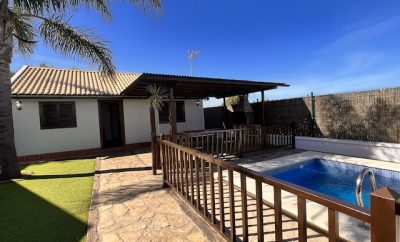 Casa Prefabricada con piscina vallada privada para 4 personas en el Palmar