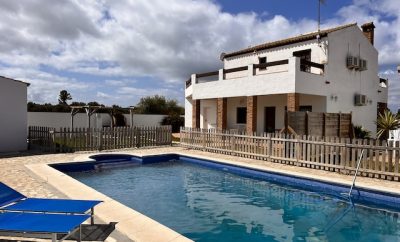 Chalet doble altura para familias con terraza y piscina compartida en playa el Palmar