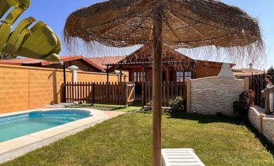 Casa de Madera dos dormitorios y buhardilla con piscina privada en el Palmar
