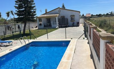 Chalet 3 dormitorios dos baños  y piscina privada